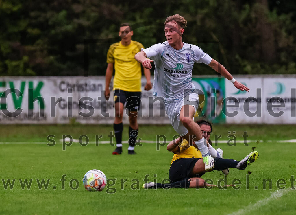 2023-08-09_102_FC_Moosinning_II_gegen_SpVgg_Altenerding | Moosinning, Deutschland, 09.08.2023:
Fußball, Kreisliga 2023 / 2024, 3. Spieltag, FC Moosinning II gegen SpVgg Altenerding, Endergebnis: 1:1

Marc Winkelmann (SpVgg Altenerding, #20), Fehmi Bagci (FC Moosinning, #3)

Foto: Christian Riedel / fotografie-riedel.net
