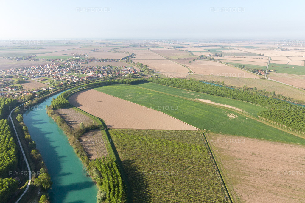 Vue aérienne: Vue de la ville à San Filippo dans le département Vénétie, Italie. Photo: IMG_098817.jpg prise le 08/04/2017 par Werner Riehm/FLY-FOTO.eu – Résolution de l'original: 5218 x 3479 px