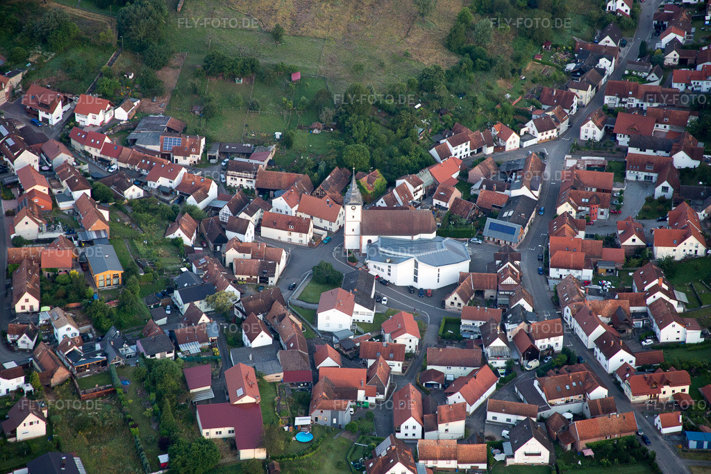 Luftbild: Kirche St. Cyriakus im Ortsteil Gossersweiler in Gossersweiler-Stein im Bundesland Rheinland-Pfalz in Deutschland. Foto: IMG_091857.jpg vom 16.07.2016 durch Werner Riehm/FLY-FOTO.de