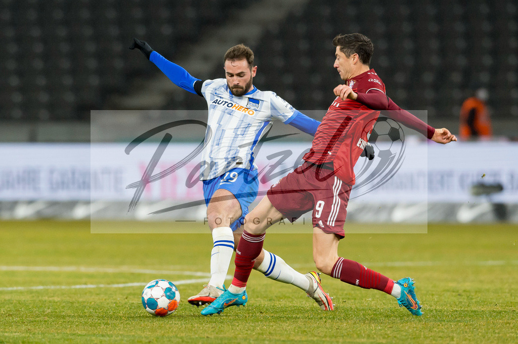 BSCFCB20220123_062 | Fussball, Herren: Lucas Tousart (Hertha BSC) und Robert Lewandowski (FC Bayern Muenchen) im Zweikampf bei dem Spiel der 1. Bundesliga zwischen Hertha BSC und FC Bayern Muenchen im Olypiastadion am 23.01.2022 in Berlin, Deutschland.DFB / DFL REGULATIONS PROHIBIT ANY USE OF PHOTOGRAPHS AS IMAGE SEQUENCES AND/OR QUASI-VIDEO. - Realisiert mit Pictrs.com