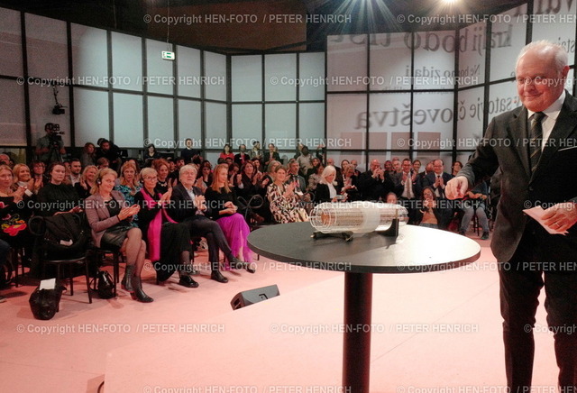 Impressionen Buchmesse | 22.10.2023 75. Frankfurter Buchmesse 2023 75 TIMES Fachmesse für Bücher und Verlage #fbm23 GastRollen-Übergabe von Ehrengast 2023 Slowenien an Ehrengast 2024 Italien im Ehrengast-Pavilion Slowenien v. li. Mauro MAZZA (Italien) (Foto: Peter Henrich) - Realisiert mit Pictrs.com