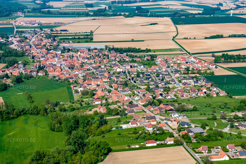 Vue aérienne: Vue du village depuis l'est à Niederrœdern dans le département Bas Rhin, France – .Photo: IMG_18127.jpg prise le 03/05/2009 par Werner Riehm/FLY-FOTO.eu – Résolution de l'original: 4272 x 2848 px