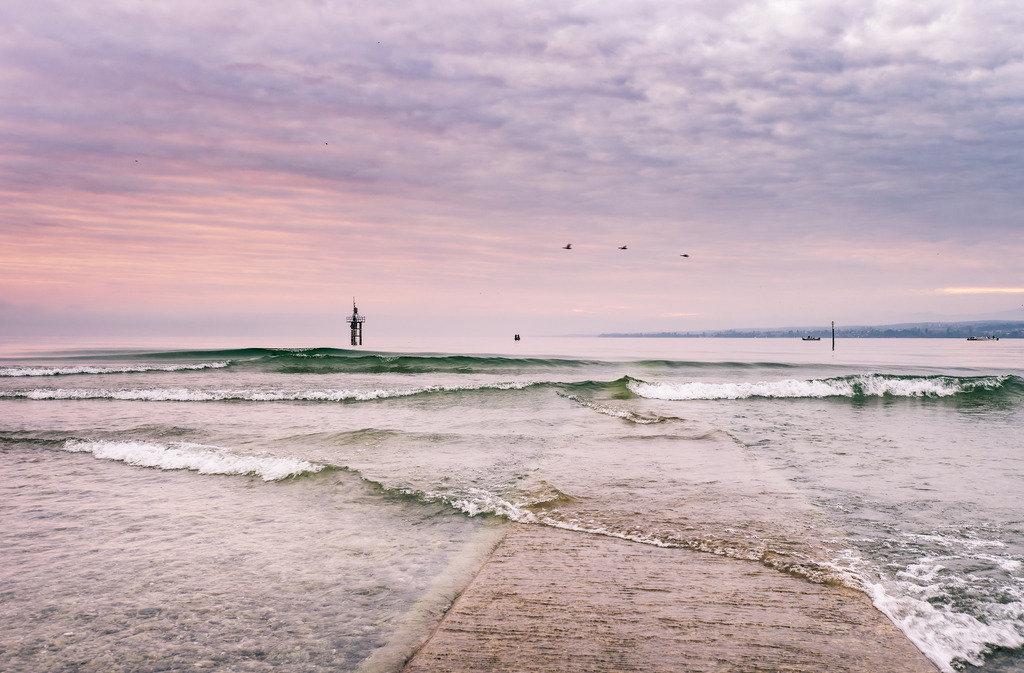 Während dem Sonnenaufgang am Bodensee | Große Wellen während dem Sonnenaufgang am Bodenseeufer - Realized with Pictrs.com