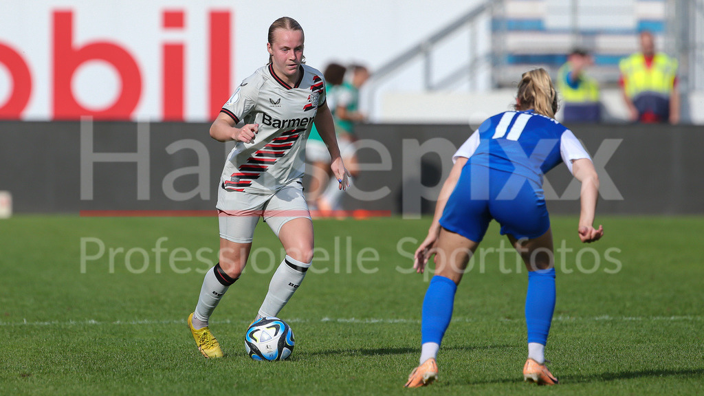 Fussball, DFB-Pokal Frauen, SV Meppen - Bayer 04 Leverkusen | v.li.: Cecilie Johansen (Bayer 04 Leverkusen, 7) und Linda Preuß (SV Meppen, 11) im Zweikampf, Duell, Dynamik, Aktion, Action, Spielszene, DIE DFB-RICHTLINIEN UNTERSAGEN JEGLICHE NUTZUNG VON FOTOS ALS SEQUENZBILDER UND/ODER VIDEOÄHNLICHE FOTOSTRECKEN. DFB REGULATIONS PROHIBIT ANY USE OF PHOTOGRAPHS AS IMAGE SEQUENCES AND/OR QUASI-VIDEO.