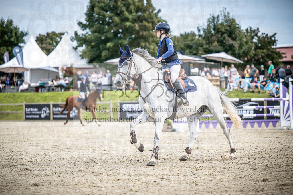 DOS_3856 | Entdecke hochwertige Reitturnierfotos von Foto Oger. Professionell, emotional und authentisch – jetzt Lieblingsmomente im Shop bestellen.Deutschlandweite Turnierfotografie. - Realisiert mit Pictrs.com
