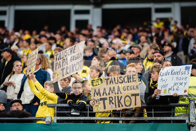 DFB-Pokal: HEBC - Borussia Dortmund, 01.09.2026 | Fans wollen Trikot, Plakat: „Tausche Mama / Papa gegen Trikot“; Fußball, DFB-Pokal, 1. Runde: HEBC vs. Borussia Dortmund am 01.09.2026 im Volksparkstadion, HamburgDFB REGULATIONS PROHIBIT ANY USE OF PHOTOGRAPHS AS IMAGE SEQUENCES AND/OR QUASI-VIDEO. - Realisiert mit Pictrs.com
