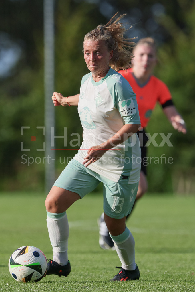 Fussball, Testspiel Frauen, Hamburger SV - SV Werder Bremen | v.li.: Ricarda Walkling (SV Werder Bremen, 13) am Ball, Einzelbild, Ganzkörper, Aktion, Action, Spielszene