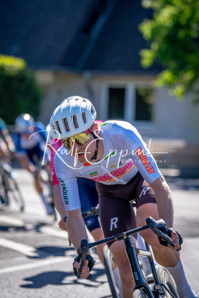 Spurt in den Mai 2026 - Großer Preis der Sparkasse Neuss | Annual one-day road cycling race "Großer Preis der Sparkasse Neuss" held in Büttgen, Germany, organized by VfR Büttgen 1912 e.V. The event features multiple races across all age categories from U11 youth to Elite men. - Realisiert mit Pictrs.com