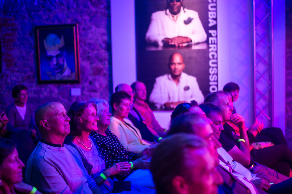 Tango meets Cuba | Tango meets Cuba mit den Klazz Brothers & Cuba Percussion im Forte Belvedere Leisnig zum Festival Hallo Leisnig 2022. - Realisiert mit Pictrs.com