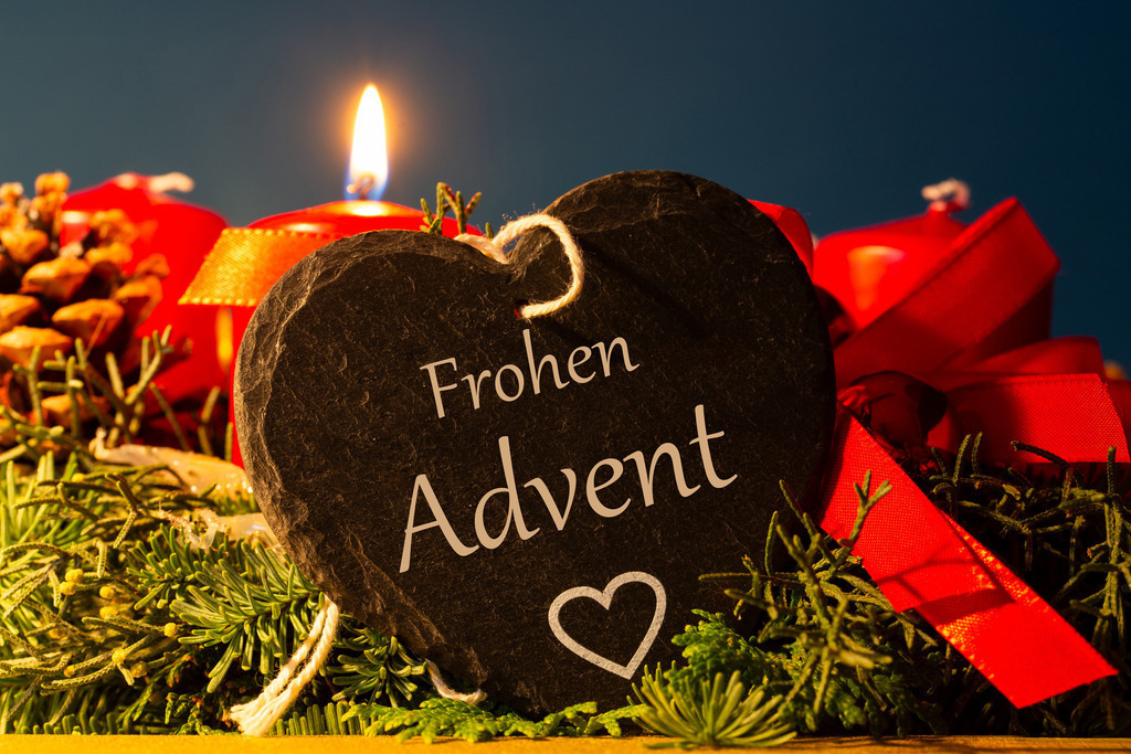 Adventsgrüße: Herz mit der Aufschrift FROHEN ADVENT vor einem Adventskranz | Adventsgrüße: Herz mit der Aufschrift FROHEN ADVENT vor einem Adventskranz - Realisiert mit Pictrs.com