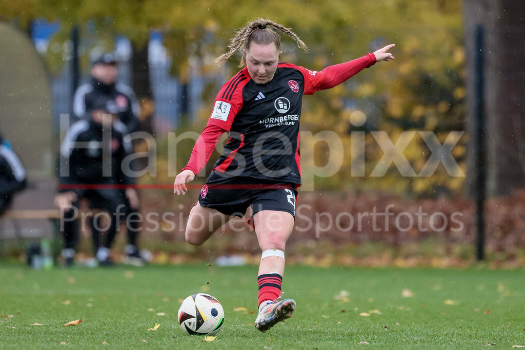 Fussball, 2. Frauen-Bundesliga, Hamburger SV - 1. FC Nürnberg | v.li.: Madeleine Steck (1. FC Nürnberg, 28) am Ball, Freisteller, Einzelbild, Ganzkörper, Aktion, Action, Spielszene, DIE DFB-RICHTLINIEN UNTERSAGEN JEGLICHE NUTZUNG VON FOTOS ALS SEQUENZBILDER UND/ODER VIDEOÄHNLICHE FOTOSTRECKEN. DFB REGULATIONS PROHIBIT ANY USE OF PHOTOGRAPHS AS IMAGE SEQUENCES AND/OR QUASI-VIDEO.