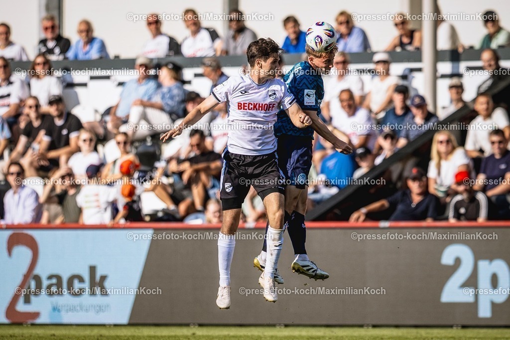 xkwix09082502051 | 09.08.2025, xkwix, Fußball, Liga3, SC Verl - SV Wehen Wiesbaden, Sportclub Arena: Martin Ens (SC Verl #5) im Zweikampf gegen Lukas Schleimer (SV Wehen Wiesbaden #37)