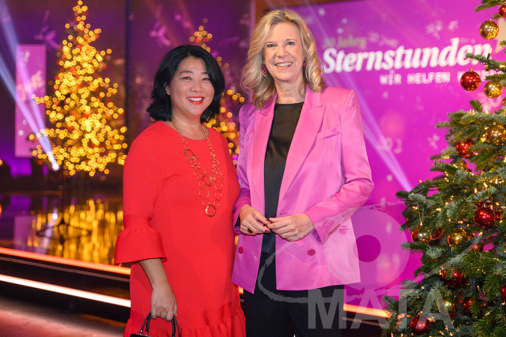 _DWA1347 | Yoko Higuchi-Zitzmann und Frau Dr. Katja Wildermuth bei '30 Jahre Sternstunden-Gala 2023' in der Frankenhalle. Nürnberg, 15.12.2023 - Realisiert mit Pictrs.com