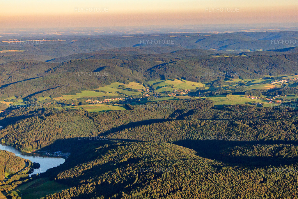 Luftbild: Odenwaldpanorama aus Südosten im Ortsteil Unter-Mossau in Mossautal im Bundesland Hessen in Deutschland. Foto: IMG_52028.jpg vom 18.08.2012 durch Werner Riehm/FLY-FOTO.deAuflösung des Originals: 4752 x 3168 px