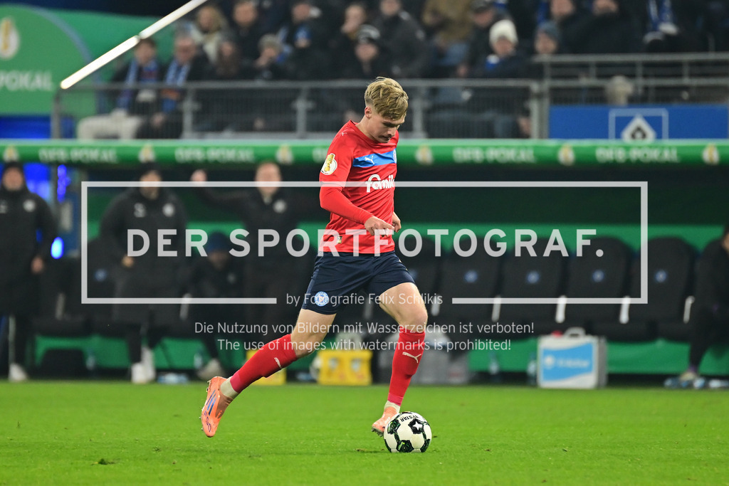 Fußball I Herren I Saison 2025-2026 I DFB-Pokal I Achtelfinale I Hamburger SV - Holstein Kiel I 40213 | Einzelfoto, Freisteller, Einzelbild, Cut-out, isoliertes Motiv, Sportaufnahme, Nahaufnahme, freigestellt, freigestellte Aufnahme, Aufnahme, Einzeln: Niklas Niehoff (29, Holstein Kiel) - Realisiert mit Pictrs.com