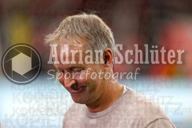 Bayer 04 Leverkusen vs Eintracht Frankfurt - Bundesliga  | Leverkusen, Deutschland, 12.09.25:   Trainer Kasper Hjulmand (Bayer 04 Leverkusen) lächelt, lacht waehrend des Spiels der Bundesliga zwischen  Bayer 04 Leverkusen vs Eintracht Frankfurt in der BayArena(Foto von Brauer-Fotoagentur / Adrian Schlueter)