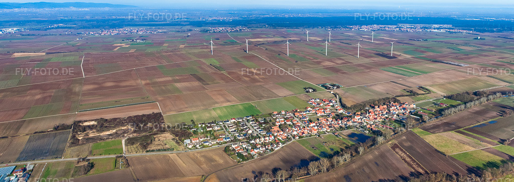 Luftbild: Panorama der Dorfansicht von Süden in Herxheimweyher im Bundesland Rheinland-Pfalz in Deutschland. Foto: IMG_36737-Bearbeitet.jpg vom 16.01.2011 durch Werner Riehm/FLY-FOTO.de – Auflösung des Originals: 8720 x 3099 px