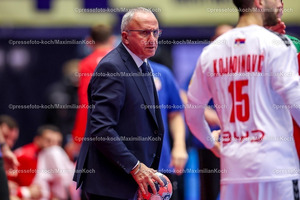 EHF19012601076 | 19.01.2026, Handball, Men's EHF EURO 2026, Österreich - Serbien, Jyske Bank Boxen in Herning, Dänemark, Preliminary Round: Chefschiedsrichter auf dem Spielfeld mit Ball in der Hand 