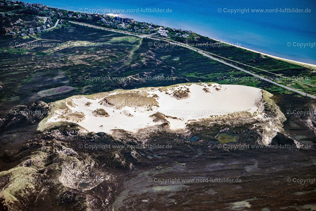 Sylt_List_Wanderdüne_ELS_1153210625 | LIST AUF SYLT 13.08.2025 Sandaufschüttungen einer Wanderdünenfläche in der Nordsee an der Listlandstraße in List auf Sylt im Bundesland Schleswig-Holstein, Deutschland. // Sand deposits of a shifting dune area in the North Sea on street Listlandstrasse in List auf Sylt in the state Schleswig-Holstein, Germany. Foto: Martin Elsen