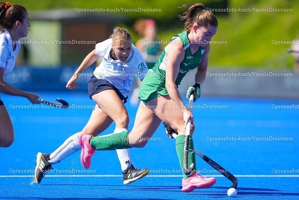 xydrx11082501035 | 11.08.2025, xydrx, Frauen EuroHockey Championship 2025, Gruppenphase, Gruppe A, Irland - Frankreich, Sparkassenpark Mönchengladbach: Eve Verzura (FRA #22) im Zweikampf gegen Sarah Torrans (IRL #11)