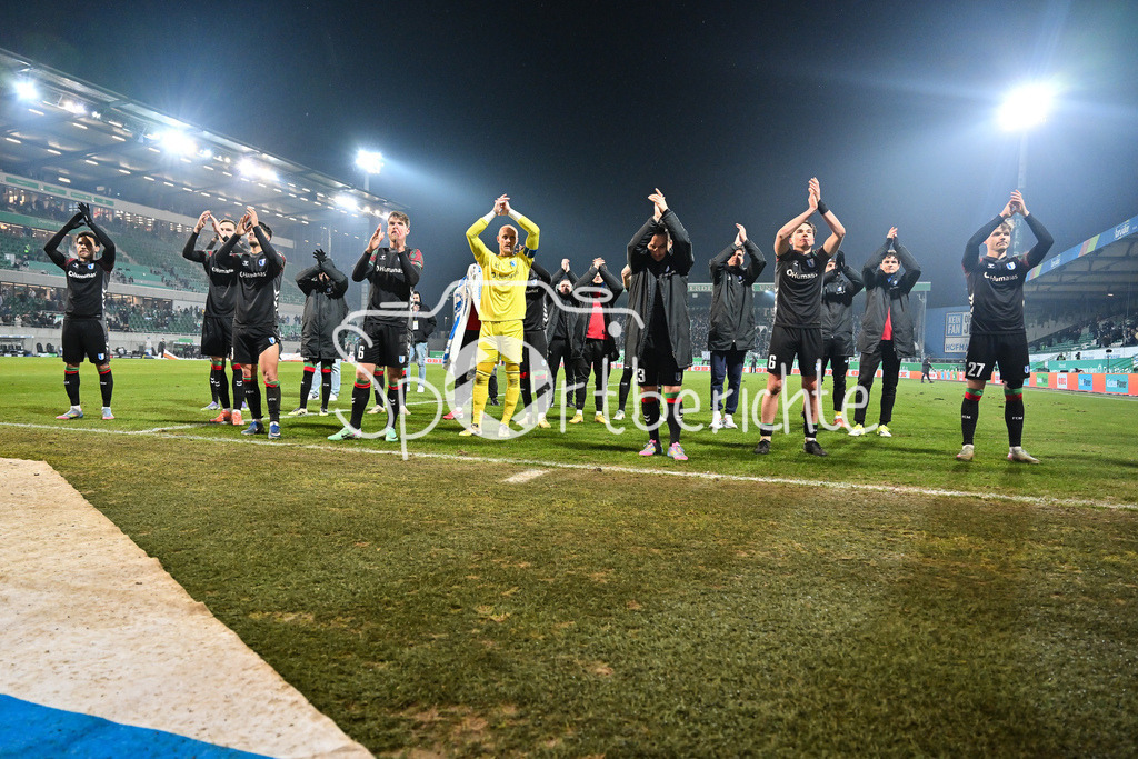 SpVgg Greuther Fürth - 1. FC Magdeburg | FUERTH, GERMANY - 06. FEBRUARY: Die Spieler der Gäste feiern zusammen mit den mitgereisten Fans den 4-5 Auswärtssieg in Fürth nach dem Match zwischen der SpVgg Greuther Fürth und dem 1. FC Magdeburg am 21. Spieltag der 2. Bundesliga im Sportpark Ronhof Thomas Sommer