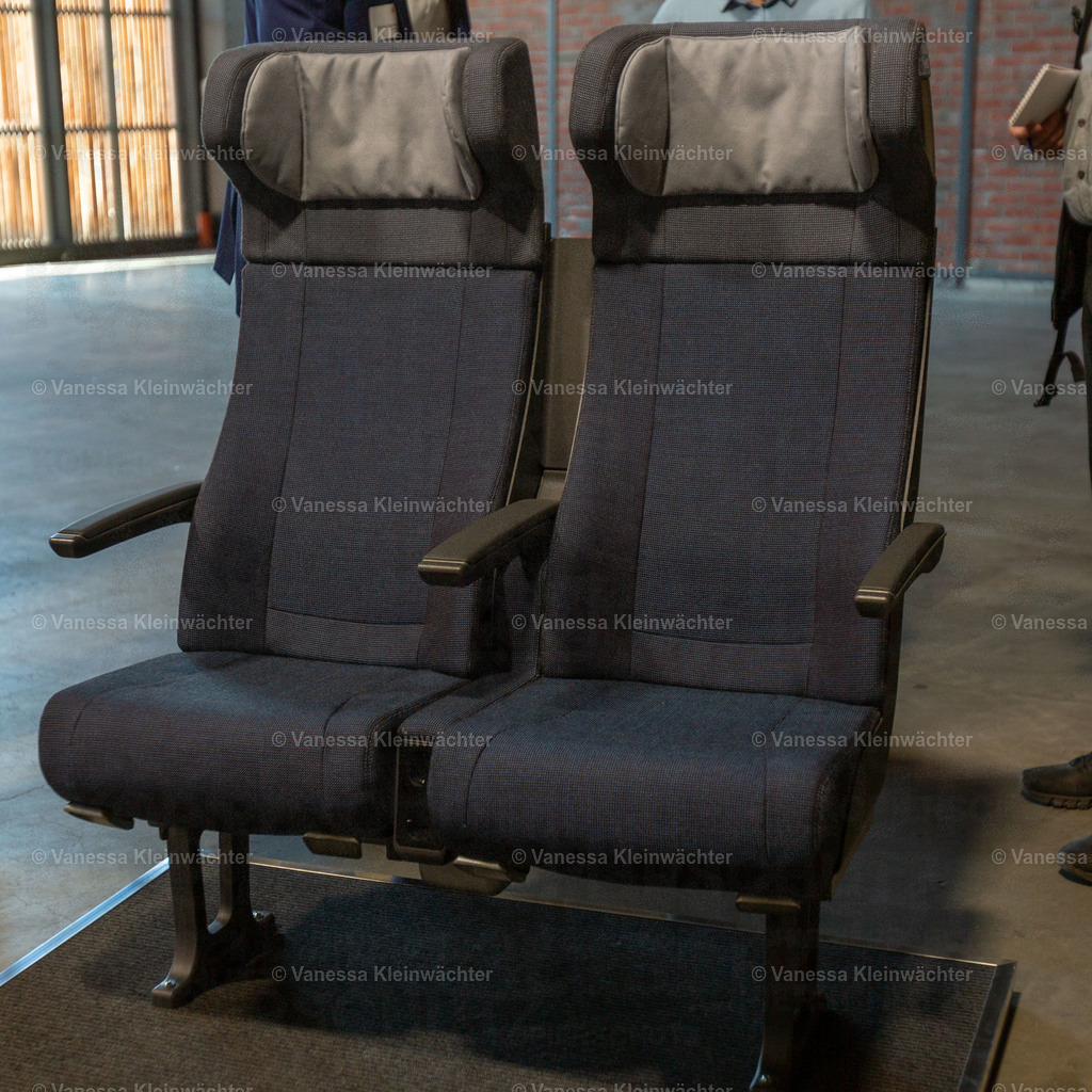 Deutsche Bahn stellt neues ICE-Design vor | Zwei Sitze des neuen ICEs, frei in der Halle stehend.

Berlin, 18.05.2022: In der STATION stellt die Deutsche Bahn ihr neues ICE-Design mit einem begehbaren Modell vor. Neuerungen sind etwa das Material der Sitze und die Ergänzung einer Tablethalterung. Ende 2023 sollen die ersten ICEs mit dem neuen Design auf die Schiene kommen. - Realisiert mit Pictrs.com