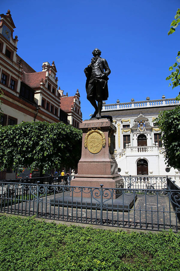 Foto: Leipzig - Alte Handelsbörse - Göthe Denkmal | Das Team hinter BILDLEXIKON LEIPZIG bündelt historische wie aktuelle Informationen über die Stadt Leipzig in Text und Bild auf einer Plattform und stellt diese der interessierten Öffentlichkeit zur Verfügung.