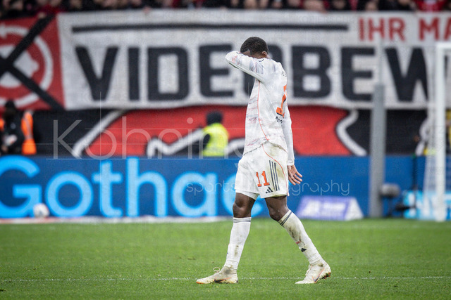 German Bundesliga, Bayer 04 Leverkusen vs. FC Bayern München, 14.03.2026 | LEVERKUSEN, GERMANY - MARCH 14:  Nicolas Jackson (FC Bayern Muenchen, 11) leaves the pitch after a red card during the German Bundesliga match on gameday 26 between Bayer 04 Leverkusen vs. FC Bayern München at BayArena on March 14, 2026 in Leverkusen, Germany. DFL REGULATIONS PROHIBIT ANY USE OF PHOTOGRAPHS AS IMAGE SEQUENCES AND/OR QUASI-VIDEO.