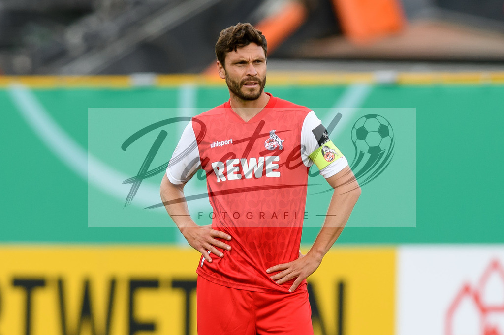 JENKOE20210808_198 | Fussball, Herren: Jonas Hector (1. FC Koeln) schaut beim Spiel der 1. Runde im DFB-Pokal zwischen FC Carl Zeiss Jena und 1. FC Koeln im Ernst-Abbe-Sportfeld am 08.08.2021 in Jena, Deutschland.DFB / DFL REGULATIONS PROHIBIT ANY USE OF PHOTOGRAPHS AS IMAGE SEQUENCES AND/OR QUASI-VIDEO. - Realisiert mit Pictrs.com