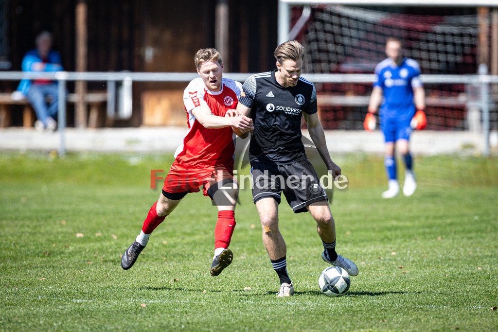 SV Raisting gegen SV Pullach | Fußball Herren Bezirksliga Oberbayern Süd 2025/26 25. Spieltag, SV Raisting gegen SV Pullach, 20260411,Zweikampf,2026-04-11 in Raisting (Raiffeisen Arena Raisting), Viktor NEVELING (SV Raisting 14), Maximilian STAPF (SV Pullach 23)Copyright: WolfgangxLindner www.foto-lindner.de