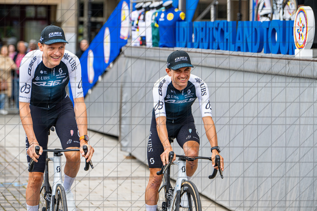 DeutschlandTour 2025 | Etappe 3 - Arnsberg (Start) | //  23.08.25: DeutschlandTour 2025 | Etappe 3 - Arnsberg (Start) / Arnsberg / Deutschland  //   CREDIT:www.bullenfotos.de, Martin König, Hörner Weg 40, D-49078 Osnabrück, +4917663732967 // Nutzung und Weitergabe nur zu den vereinbarten Zwecken. Presseanfragen an Ersteller. Alle Rechte beim Ersteller. Honorierung nach MFM. - Realisiert mit Pictrs.com