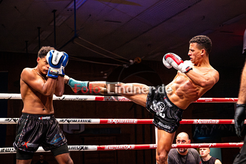 Daniel Reichhart (Sportclub Allgäu - blau) gegen Youssef Guella (SCS M - rot) | MFA Fight Night K1 Style bis 80kg Kampf 13, Daniel Reichhart (Sportclub Allgäu - blau) gegen Youssef Guella (SCS M - rot), 20251108,,2025-11-08 in Penzberg (Wellenberghalle Penzberg), Copyright: WolfgangxLindner www.foto-lindner.de