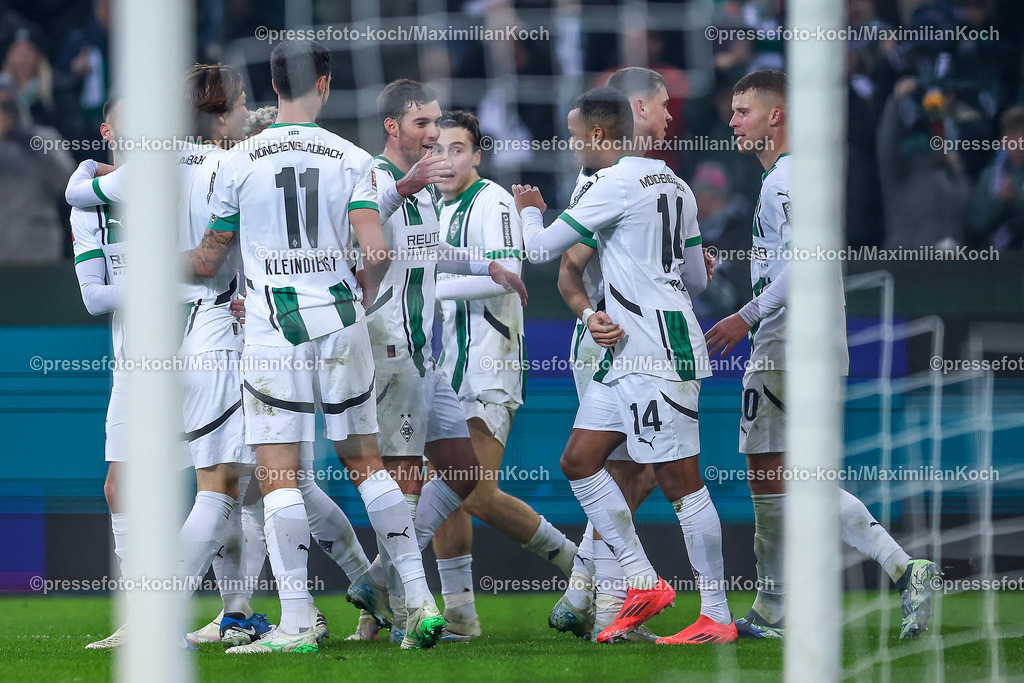 BMG14122401053 | 14.12.2024, Fußball, Borussia Mönchengladbach - Holstein Kiel, 1. Fußball Bundesliga, Borussia-Park, Saison 2024 2025: Torjubel nach dem Treffer zum 3:1 durch Torschütze Alassane Plea (Mönchengl. #14)DFB regulations prohibit any use of photographs as image sequences and or quasi-video.