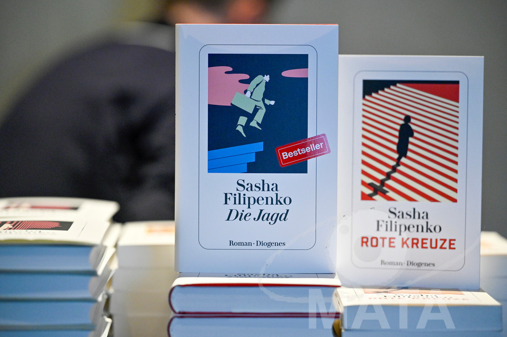 _DWA5851 | Sasha Filipenko bei der lit.Cologne 2023 Veranstaltung 'Kremulator: eine Geschichte aus Russland' im Comedia Theater. Köln, 09.03.2023 - Realisiert mit Pictrs.com