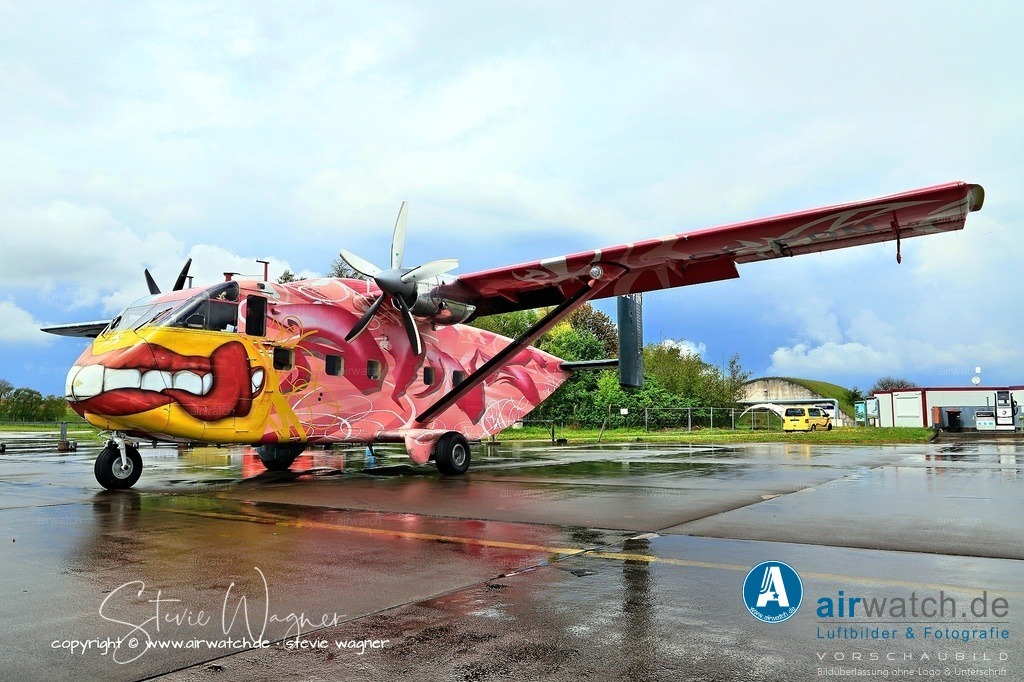 Flying Shoebox - Short S.C.7 Skyvan auf dem Flugplatz Husum-Schwesing | Aufgrund der hohen Kabine (ca. 2 m) und der freien Heckausstiegszone ist die Skyvan besonders geeignet für Fallschirmsprünge.  Bekannt sind die Pink Skyvan aus Österreich, die ganzjährig in Europa als Absetzflugzeuge im Einsatz sind.  Auch Unternehmen wie Skydive Arizona oder Skydive DeLand nutzen sie heute noch.