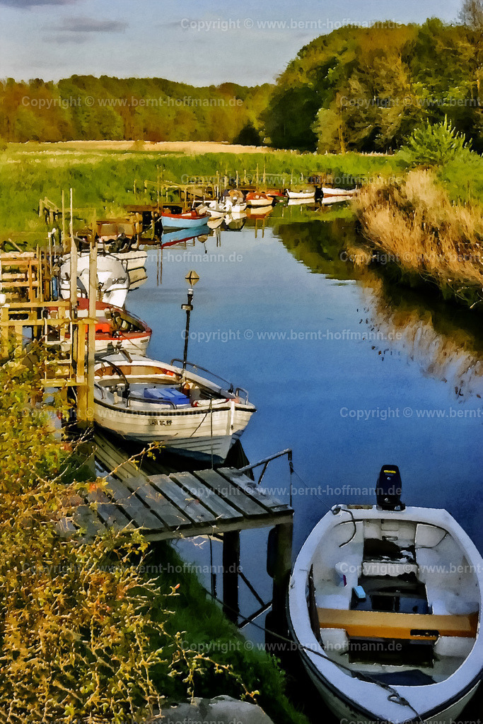 PDM2_9421_LA_Boote_100x150 | DIGITALKUNST. Frühling in der Au. __ Langballigau mit Fischerbooten in der Nachmittagssonne. __ Seitenverhältnis = 2 zu 3 - Realisiert mit Pictrs.com