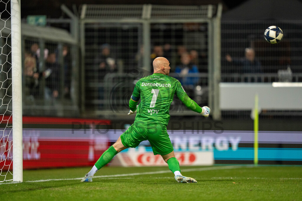 SV Stuttgarter Kickers vs. SGV Freiberg, Fussball, WFV-Pokal, Viertelfinale, 17.03.2026 | Felix Dornebusch (SV Stuttgarter Kickers, #01) mit einer Parade,SV Stuttgarter Kickers vs. SGV Freiberg, Fussball, WFV-Pokal, Viertelfinale, 17.03.2026Foto: photosbyphips/Philip Ziegler
