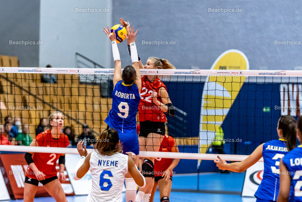 2022-00063424-Testspiel-Deutschland-Brasilien | Angriff Monique STRUBBE #22 (Mittelblock) GER, Block Roberta RATZKE #9 BRA, 17.09.2022; Berlin Foto: Gerold Rebsch - www.beachpics.de
