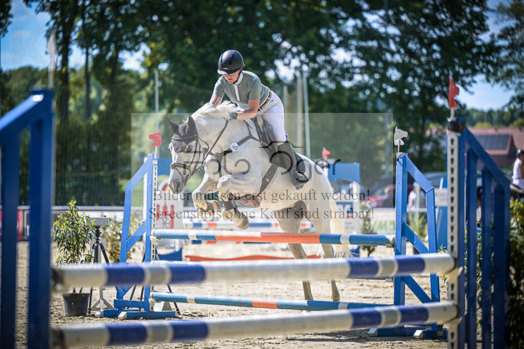 DOS_1935 | Entdecke hochwertige Reitturnierfotos von Foto Oger. Professionell, emotional und authentisch – jetzt Lieblingsmomente im Shop bestellen.Deutschlandweite Turnierfotografie. - Realisiert mit Pictrs.com