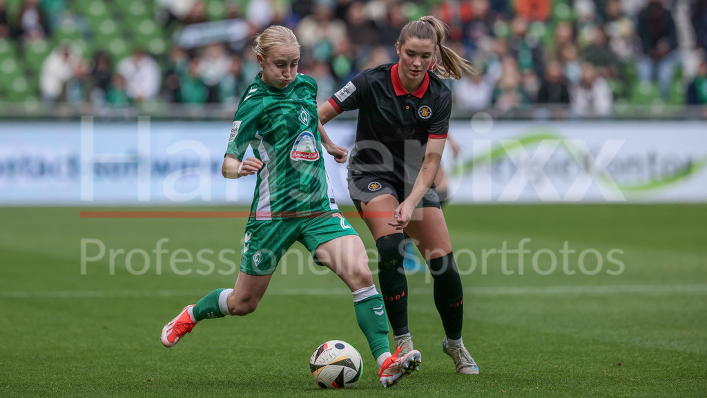 Fussball, Google Pixel Frauen-Bundesliga, SV Werder Bremen - Bayer 04 Leverkusen | v.li.: Caroline Siems (SV Werder Bremen, 21) und Lea Karolina Vilhjalmsdottir (Bayer 04 Leverkusen, 18) im Zweikampf, Duell, Dynamik, Aktion, Action, Spielszene, DIE DFB-RICHTLINIEN UNTERSAGEN JEGLICHE NUTZUNG VON FOTOS ALS SEQUENZBILDER UND/ODER VIDEOÄHNLICHE FOTOSTRECKEN. DFB REGULATIONS PROHIBIT ANY USE OF PHOTOGRAPHS AS IMAGE SEQUENCES AND/OR QUASI-VIDEO.