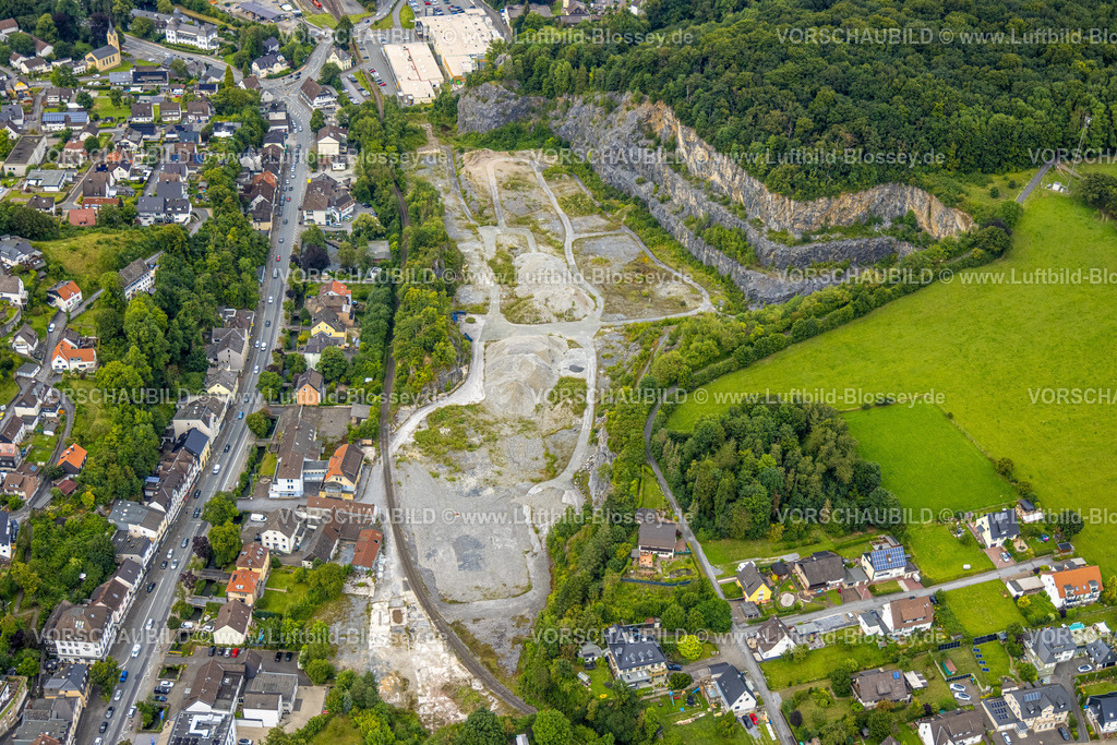 Warstein240713197 | Luftbild, Steinbruch Steinwerke F. J. Risse GmbH & Co. KG Betonwerk im NSG Oberhagen, Wohngebiet und Bundesstraße B55, Suttrop, Warstein, Sauerland, Nordrhein-Westfalen, Deutschland