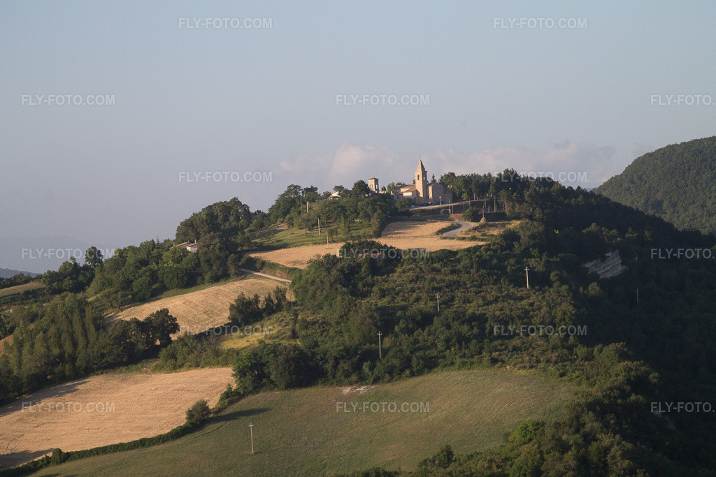 Aerial view: View of the town in Isola di Fano in the state The Marches, Italy.Photo: IMG_43027.jpg taken on 07/15/2011 by Werner Riehm/FLY-FOTO.comResolution of the original: 4272 x 2848 px