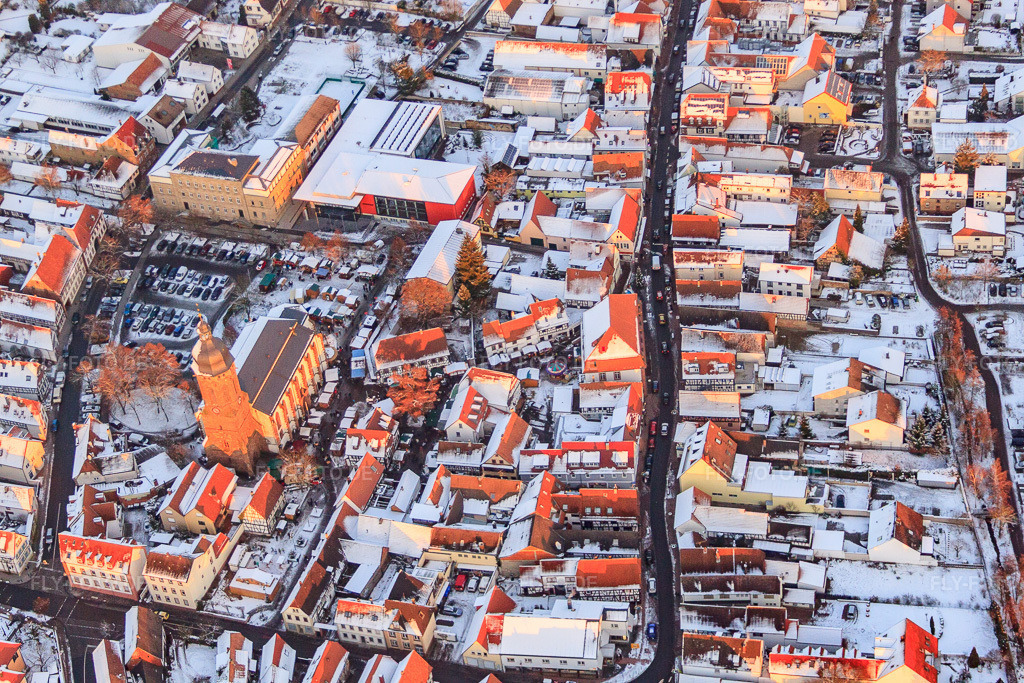 Luftbild: Grundschule, Stadthalle und St. Georgskirche am Marktplatz im Winter bei Schnee in Kandel im Bundesland Rheinland-Pfalz in Deutschland. Foto: IMG_54799.jpg vom 08.12.2012 durch Werner Riehm/FLY-FOTO.de