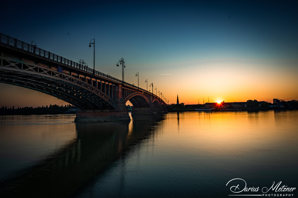 Theodor-Heuss-Brücke in Mainz | Die Theodor-Heuss-Brücke verbindet über den Rhein die Landeshauptstadt Mainz mit dem Ortsbezirk Mainz-Kastel von Wiesbaden. 
