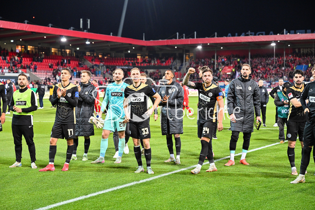1. FC Heidenheim - SV Elversberg 07 | Die Spieler der Gaeste verabschieden sich nach der Partie bei den mitgereisten Fans aus Elversberg / Relegation Bundesliga: 1. FC Heidenheim - SV Elversberg 07, Voith-Arena am 22.05.2025 / DFL REGULATIONS PROHIBIT ANY USE OF PHOTOGRAPHS AS IMAGE SEQUENCES AND/OR QUASI-VIDEO / BLD / ZDF