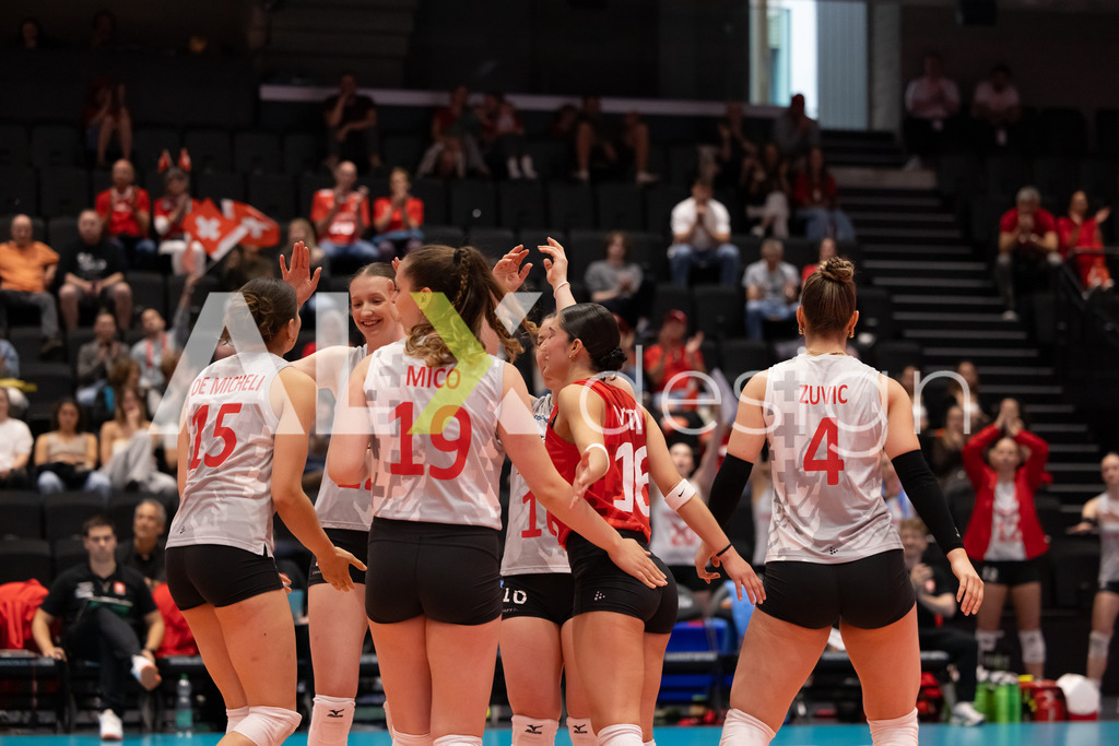 Georgia v Switzerland - CEV European League Women | KRIENS, SWITZERLAND - JUNE 12: Team of Switzerland celebrating during the CEV European League match between Georgia and Switzerland at Pilatus Arena on June 12, 2026 in Kriens, Switzerland. - Realisiert mit Pictrs.com