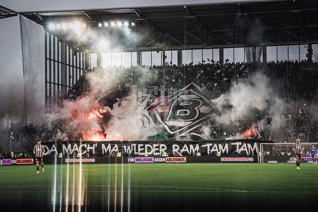 Fußball | Männer | Saison 2025/2026  | Fußball-Bundesliga | 09. Spieltag | FC St. Pauli vs. Borussia Mönchengladbach | 01.11.2025 | Choreo mit Pyrotechnik der Fans aus Mönchengladbach Da Mach' Ma Wieder Ram Tam Tam