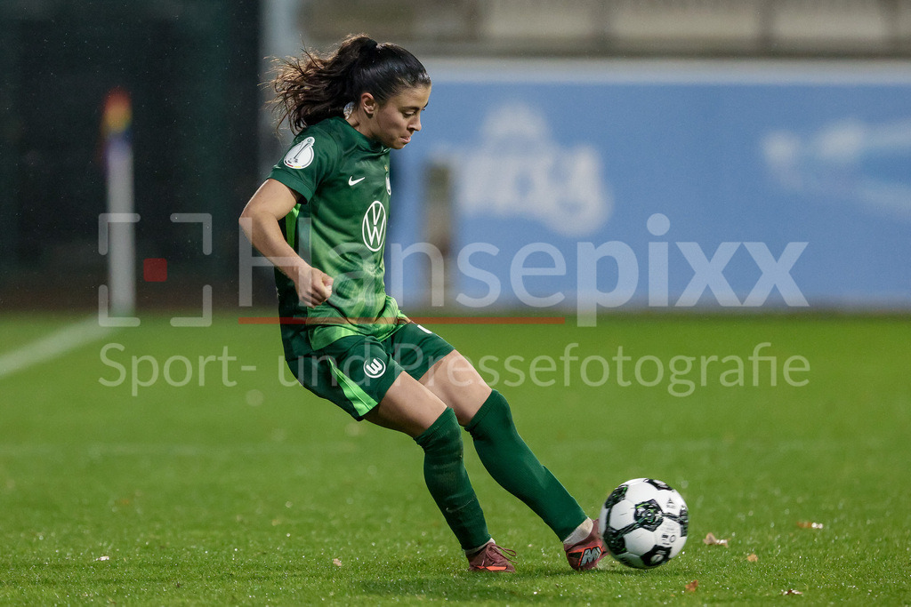 Fussball, DFB-Pokal Frauen, VfL Wolfsburg - SC Freiburg | Judit Pujols (VfL Wolfsburg, 33) am Ball, Freisteller, Einzelbild, Ganzkörper, Aktion, Action, Spielszene, DIE DFB-RICHTLINIEN UNTERSAGEN JEGLICHE NUTZUNG VON FOTOS ALS SEQUENZBILDER UND/ODER VIDEOÄHNLICHE FOTOSTRECKEN. DFB REGULATIONS PROHIBIT ANY USE OF PHOTOGRAPHS AS IMAGE SEQUENCES AND/OR QUASI-VIDEO.