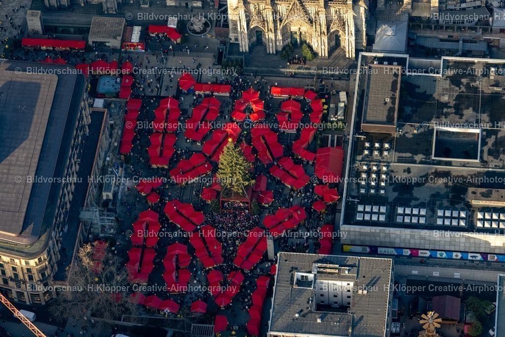 Luftbilder Köln-7853 | Weihnachtsmarkt- Veranstaltungsgelände und Verkaufs- Hütten und Buden am Roncalliplatz, Domkloster in Köln im Bundesland Nordrhein-Westfalen, Deutschland - Realisiert mit Pictrs.com