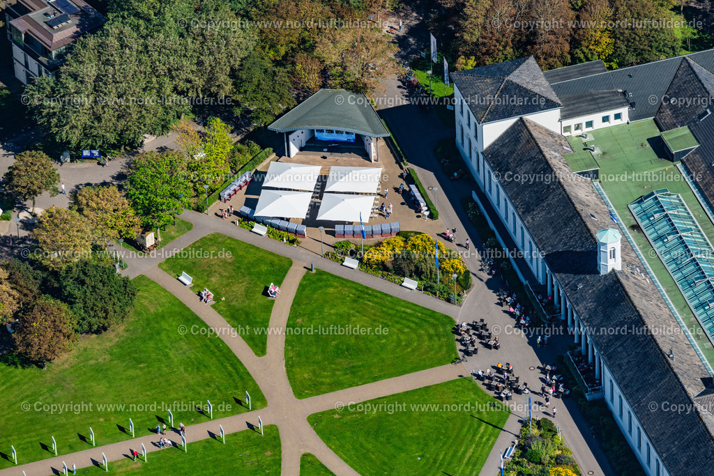 Norderney_Kurplatz_Konzertmuschel_ELS_7786050923 | NORDERNEY 05.09.2023 Musik- Konzert auf der Freilichtbühne " Konzermuschel " am Kurplatz auf der Insel Norderney im Bundesland Niedersachsen, Deutschland. // Music concert on the open-air stage "Konzermuschel" on the Kurplatz on the island of Norderney in the state Lower Saxony, Germany. Foto: Martin Elsen